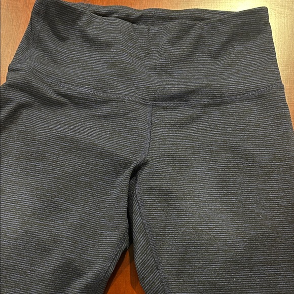 Old Navy Active Striped Leggings - Picture 3 of 5
